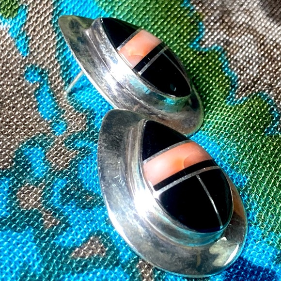 Vintage Native American Sterling Silver Coral And Onyx Inlay Post Earrings - Picture 6 of 16